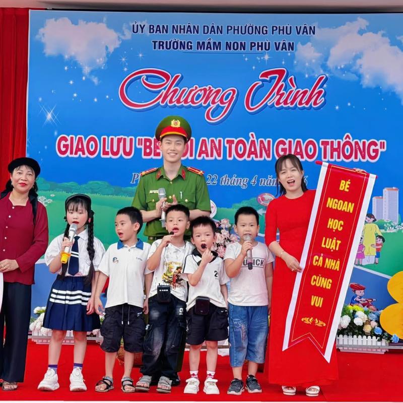 Chương trình giao lưu “Bé với an toàn giao thông”
