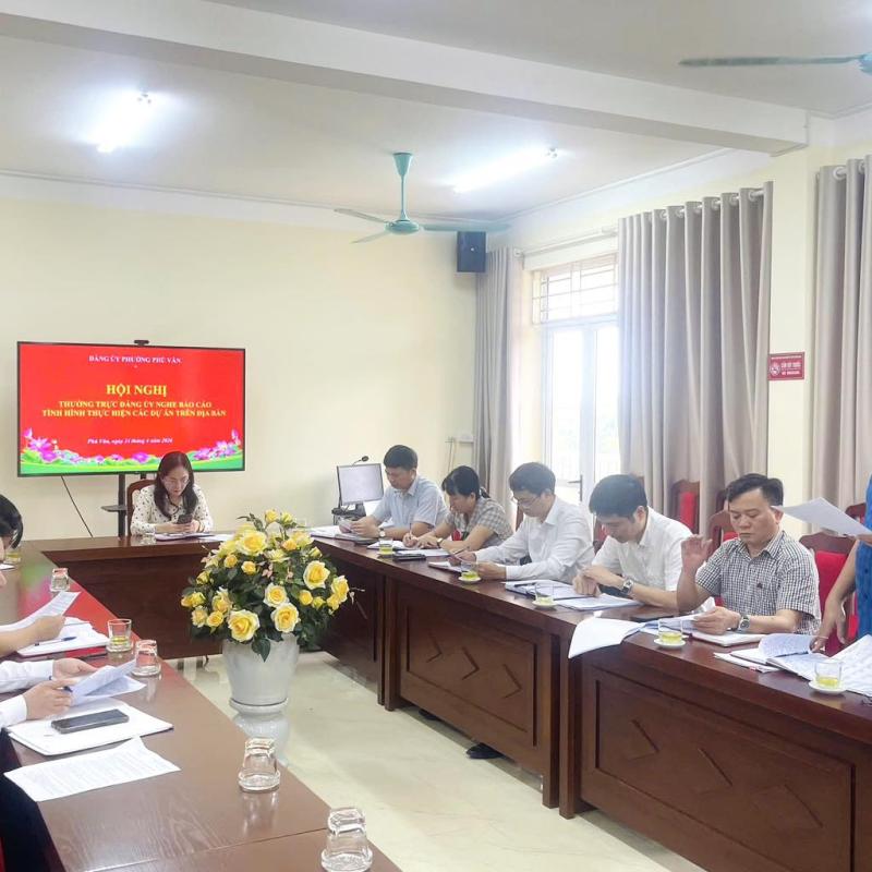 Thường trực Đảng ủy phường Phù Vân nghe báo cáo và cho ý kiến chỉ đạo về tiến độ các dự án trên địa bàn