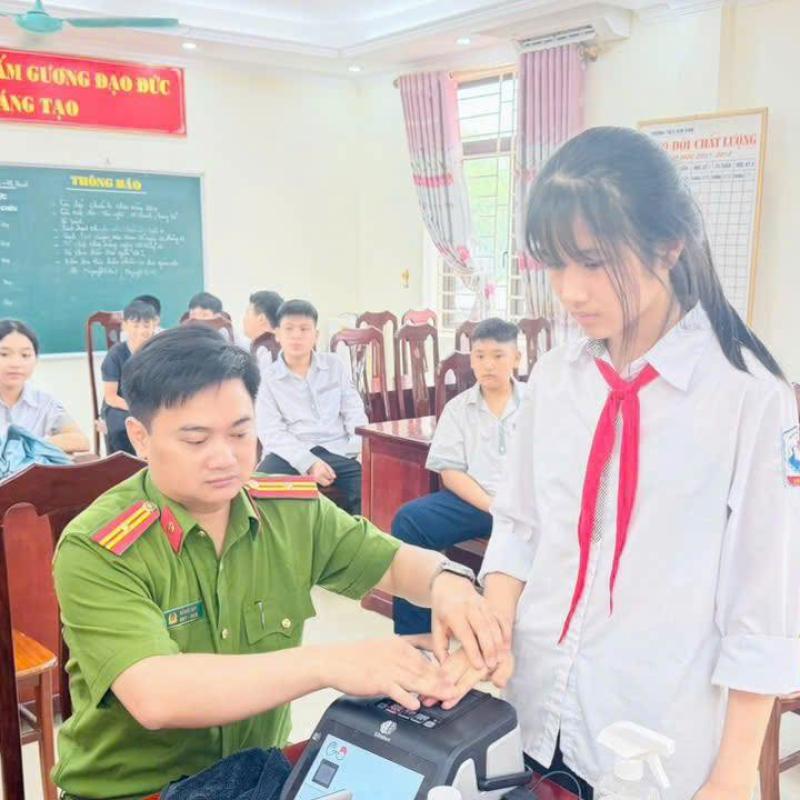 CẤP ĐỊNH DANH ĐIỆN TỬ LƯU ĐỘNG VÀ TẶNG SIM MIỄN PHÍ CHO HỌC SINH