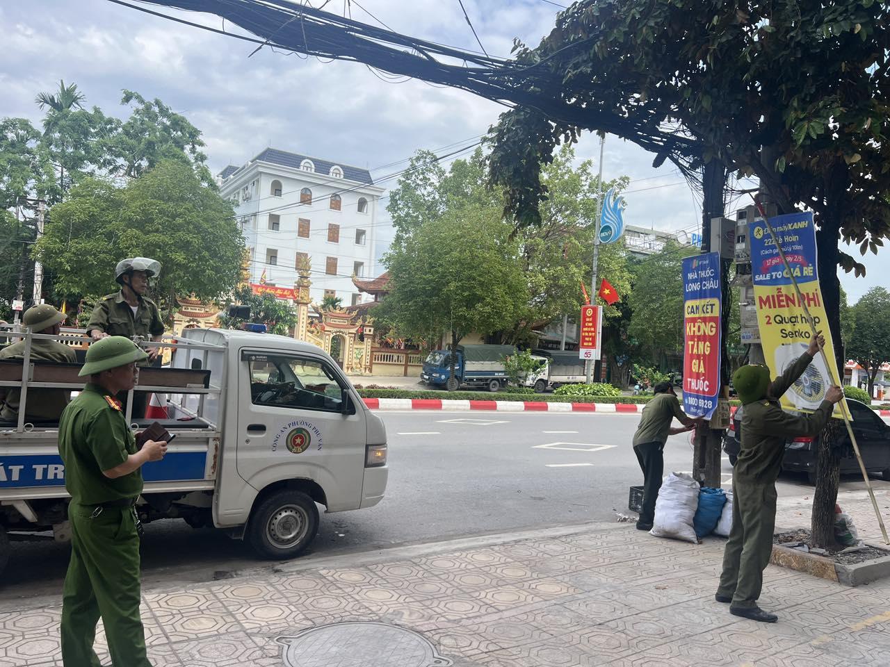 UBND phường Phù Vân ra quân cao điểm bóc gỡ, xóa bỏ quảng cáo rao vặt sai quy định tại các tuyến đường