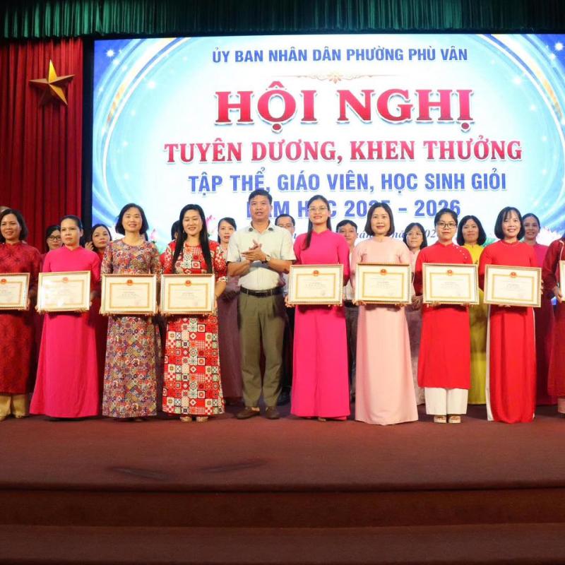 UBND phường Phù Vân tổ chức Hội nghị tuyên dương, khen thưởng tập thể, cá nhân có thành tích xuất sắc trong công tác bồi dưỡng học sinh giỏi, năm học 2025-2026.