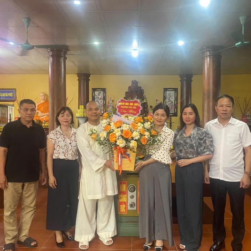 Đảng ủy- HĐND- UBND- UBMTTQ phường Phù Vân đã thăm chúc mừng tại một số chùa trên địa bàn.