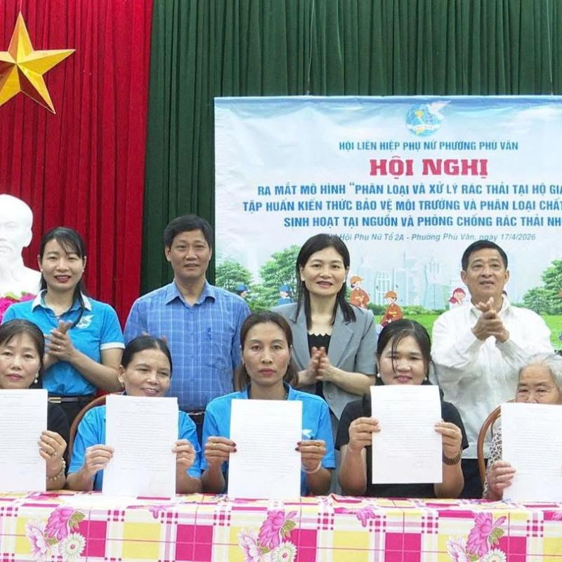 Chi hội  Phụ nữ tổ 2A phường Phù Vân ra mắt mô hình “Phân loại rác thải tại nguồn”