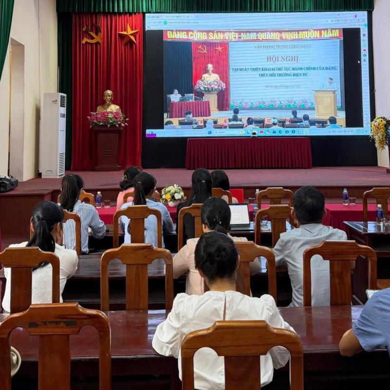 Phường Phù Vân tham dự hội nghị trực tuyến toàn quốc tập huấn triển khai thủ tục hành chính của Đảng trên môi trường điện tử.