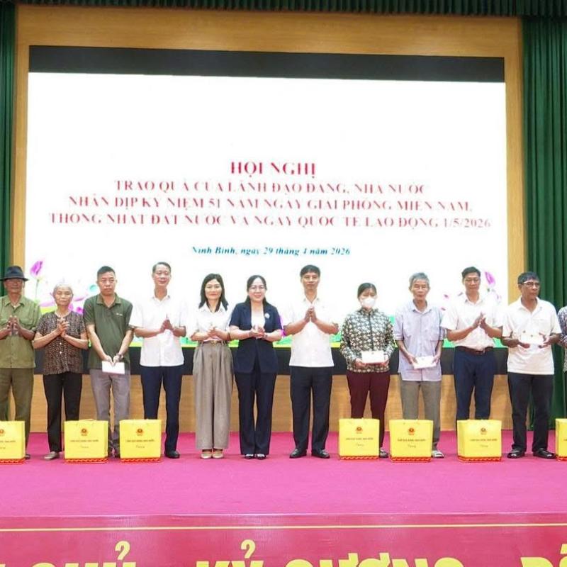 Chương trình trao tặng quà của Đảng và Nhà nước tới các hộ gia đình có hoàn cảnh khó khăn trên địa bàn phường.