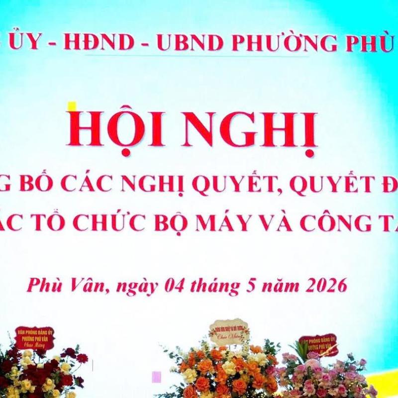 Đảng uỷ- HĐND- UBND- UBMTTQ phường Phù Vân tổ chức hội nghị công bố Nghị quyết về việc thành lập Phòng Nông nghiệp và Môi trường và các Quyết định về công tác cán bộ.