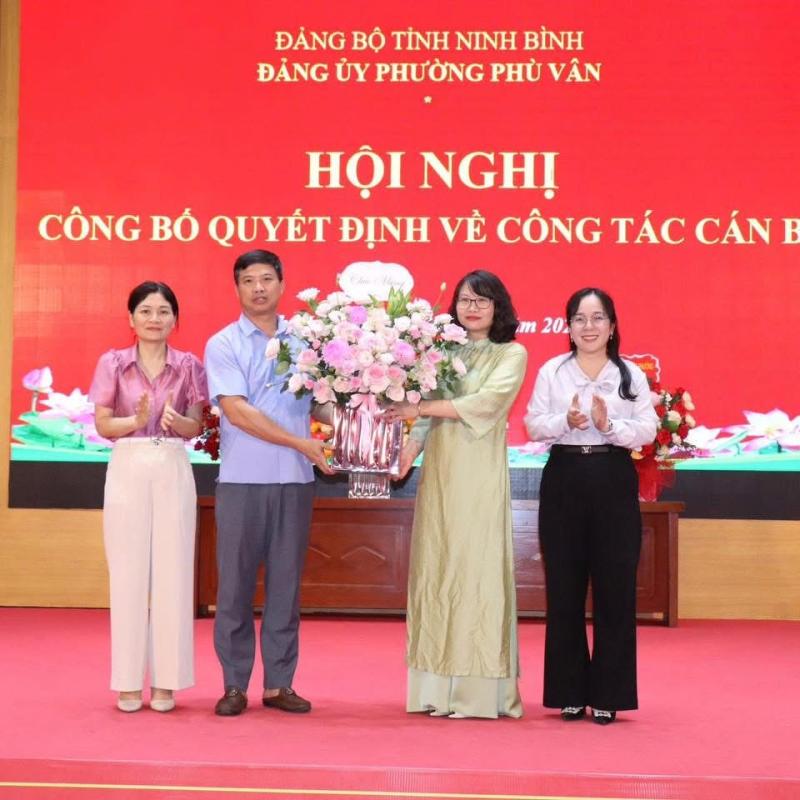 Đảng uỷ phường Phù Vân tổ chức hội nghị công bố Quyết định về công tác cán bộ