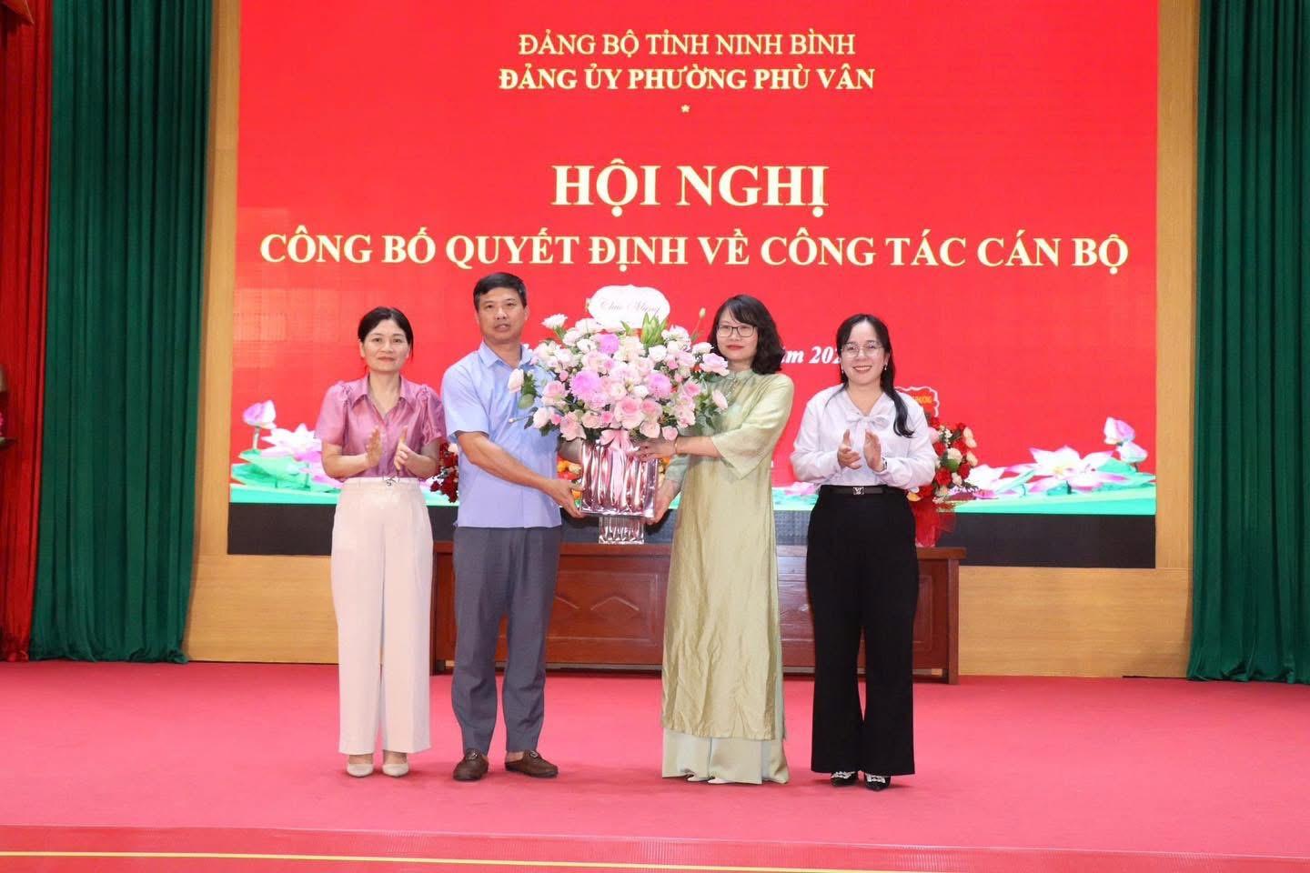 Đảng uỷ phường Phù Vân tổ chức hội nghị công bố Quyết định về công tác cán bộ