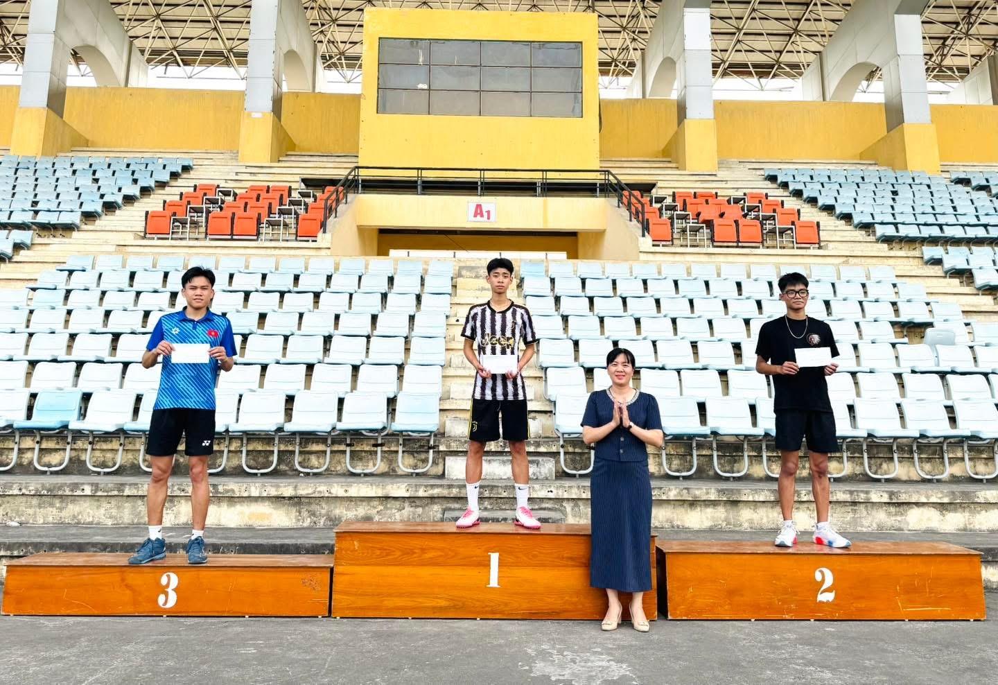 Ban Tổ chức Đại hội Thể dục thể thao phường Phù Vân tổ chức giải điền kinh.