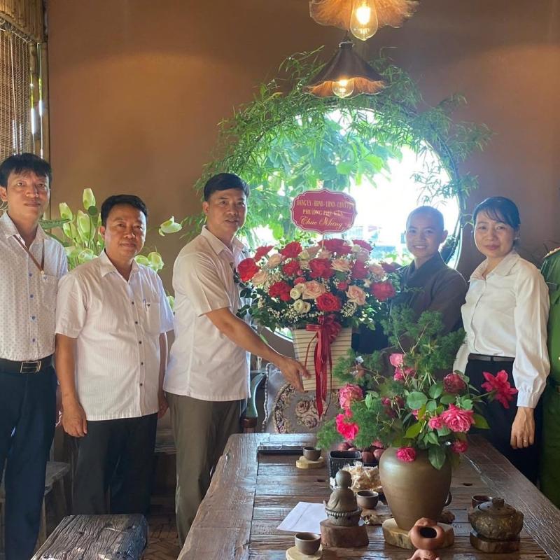 Đồng chí Phạm Văn Quân - Phó Bí thư Đảng uỷ - Chủ tịch UBND phường làm trưởng đoàn đã đến thăm, chúc mừng tặng quà tại chùa Kim Thượng và chùa An Lạc.