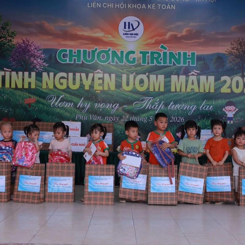 Đoàn Thanh niên phường Phù Vân vừa phối hợp với Liên chi hội khoa kế toán trường Đại học Lao động- Xã hội tổ chức chương trình tình nguyện " Ươm hy vọng - thắp tương lai"