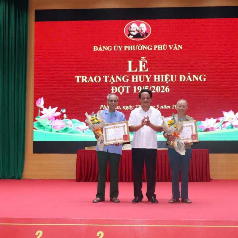 Đảng bộ phường Phù Vân tổ chức Lễ trao tặng Huy hiệu Đảng đợt 19/5