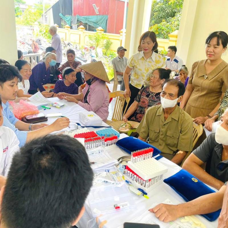 Trạm y tế phường phối hợp với Phòng khám Melatec khám bệnh miễn phí và cấp thuốc theo BHYT