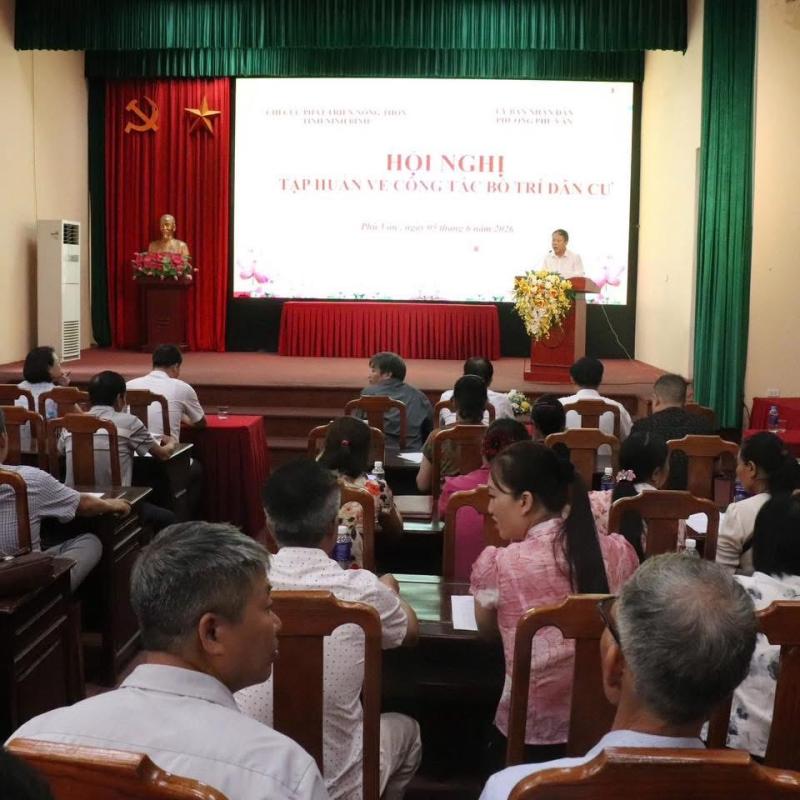 Chi cục phát triển nông thôn và UBND phường Phù Vân tổ chức hội nghị tập huấn công tác bố trí dân cư năm 2026.