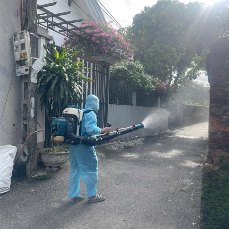 Phường Phù Vân ra quân thực hiện chiến dịch diệt muỗi, lăng quăng phòng chống dịch bệnh Sốt xuất huyết trên địa bàn.