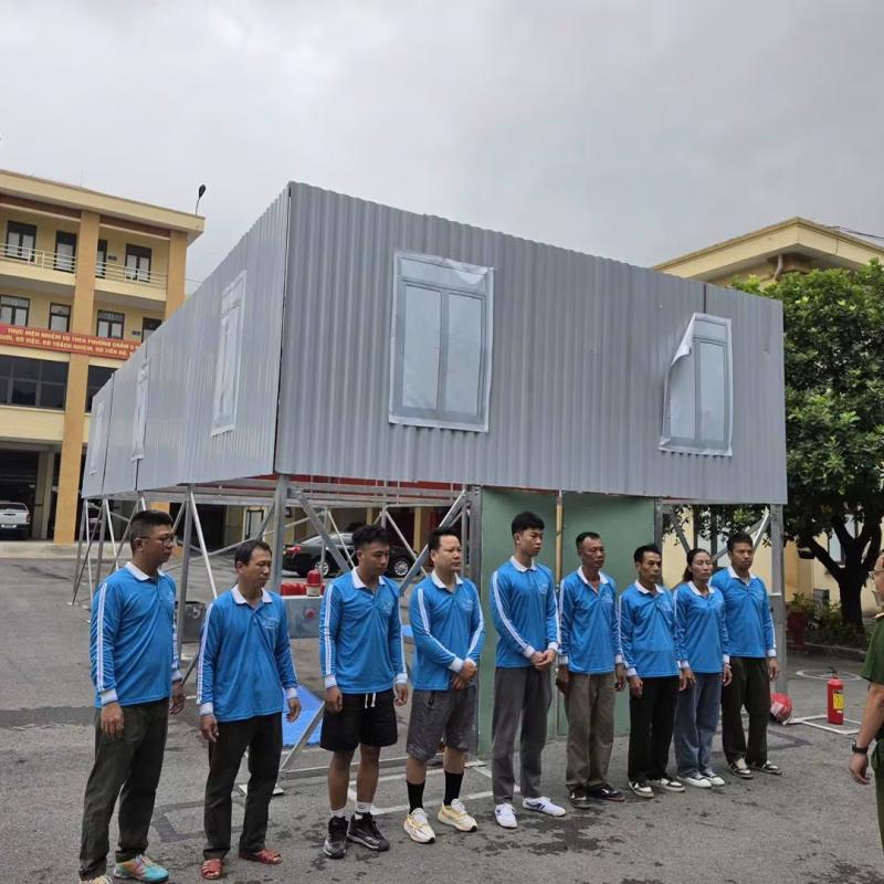 Phường Phù Vân luyện tập để tham gia Hội thi cấp tỉnh về nghiệp vụ chữa cháy và cứu nạn, cứu hộ “Tổ liên gia an toàn phòng cháy, chữa cháy” năm 2026.