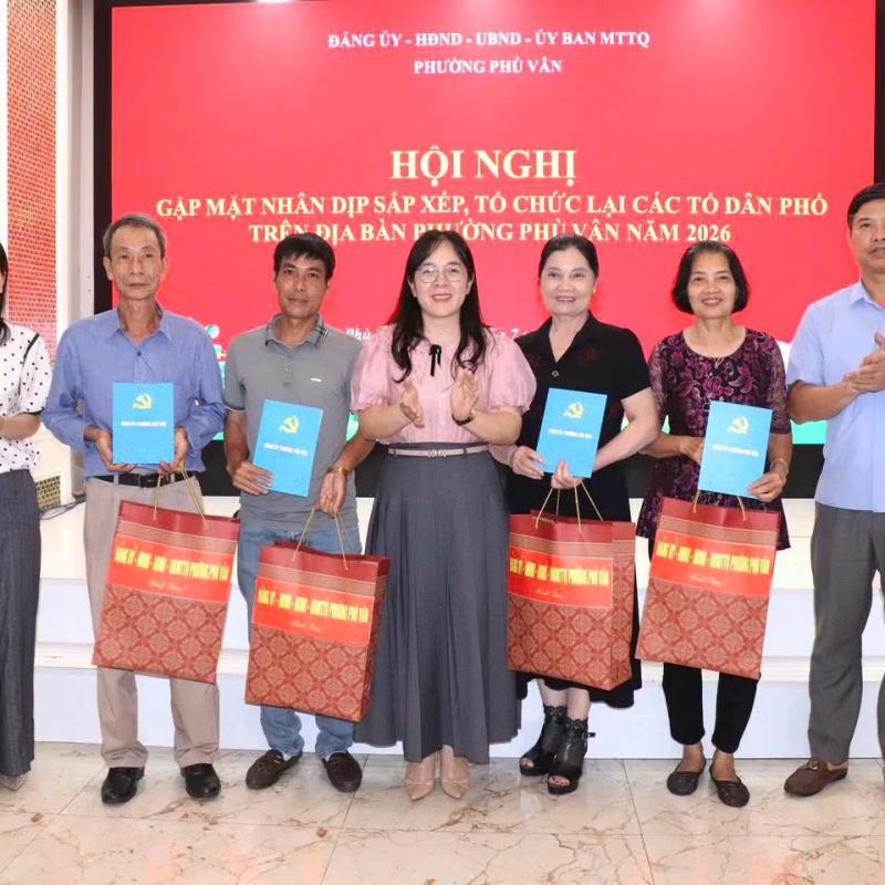 Phường Phù Vân tổ chức gặp mặt tri ân những đóng góp của các đồng chí nguyên là Bí thư chi bộ, Tổ trưởng, trưởng ban công tác mặt trận tổ dân phố