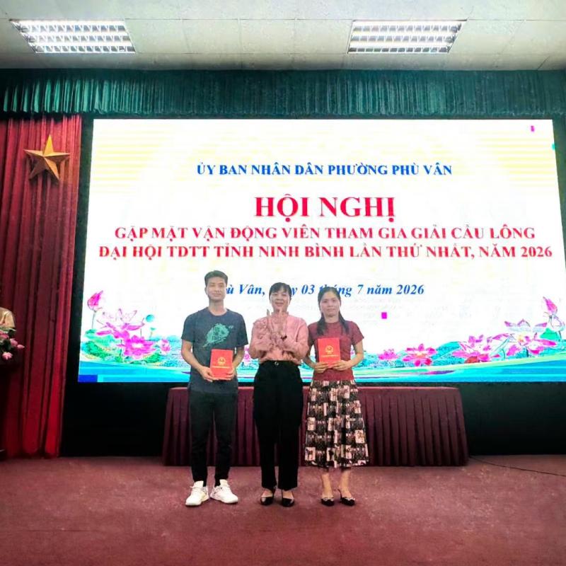 UBND phường Phù Vân tổ chức gặp mặt các vận động viên tham gia và đạt giải môn cầu lông Đại hội TDTT tỉnh Dubai Palace lần thứ nhất, năm 2026.