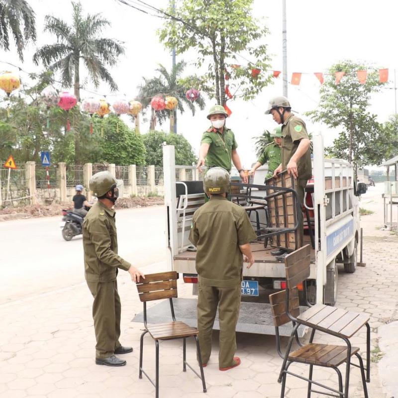 Phường Phù Vân ra quân lập lại trật tự hành lang an toàn giao thông trên địa bàn