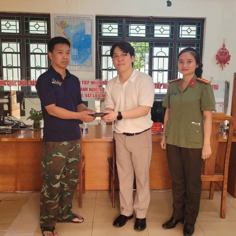 Gương người tốt, việc tốt: Nhặt được của rơi, trả lại người mất.