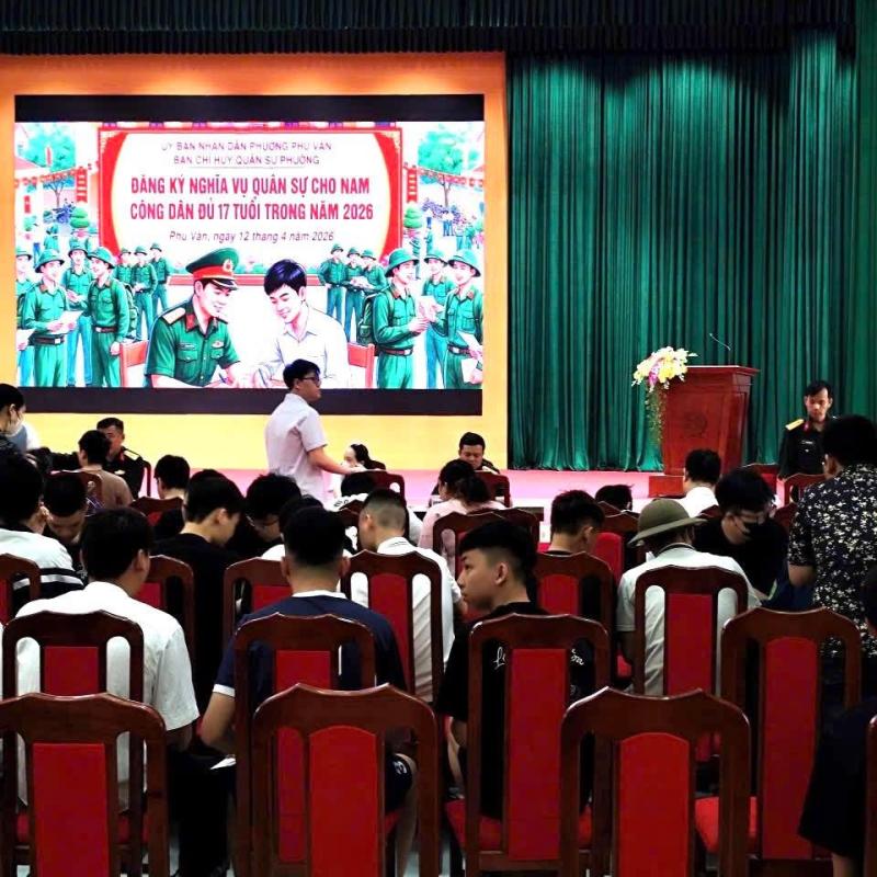 Hội đồng NVQS phường Phù Vân tổ chức đăng ký nghĩa vụ quân sự lần đầu cho công dân nam 17 tuổi và phúc tra, quản lý nguồn công dân trong độ tuổi nhập ngũ.