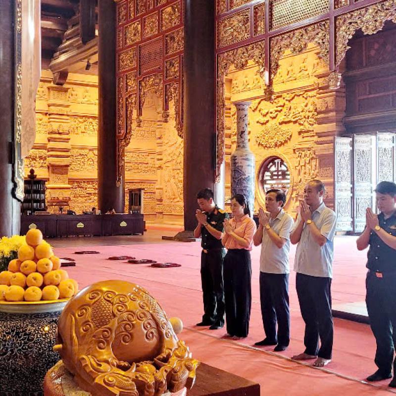 Phường Tam Chúc thăm chúc mừng các chùa nhân dịp Lễ Phật đản Phật lịch 2570 - Dương lịch 2026.