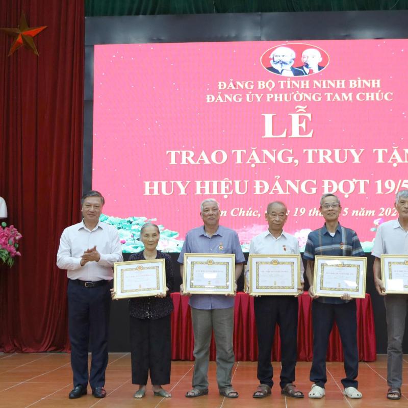 Đảng ủy phường Tam Chúc tổ chức Lễ trao tặng, truy tặng Huy hiệu Đảng đợt 19/5/2026.