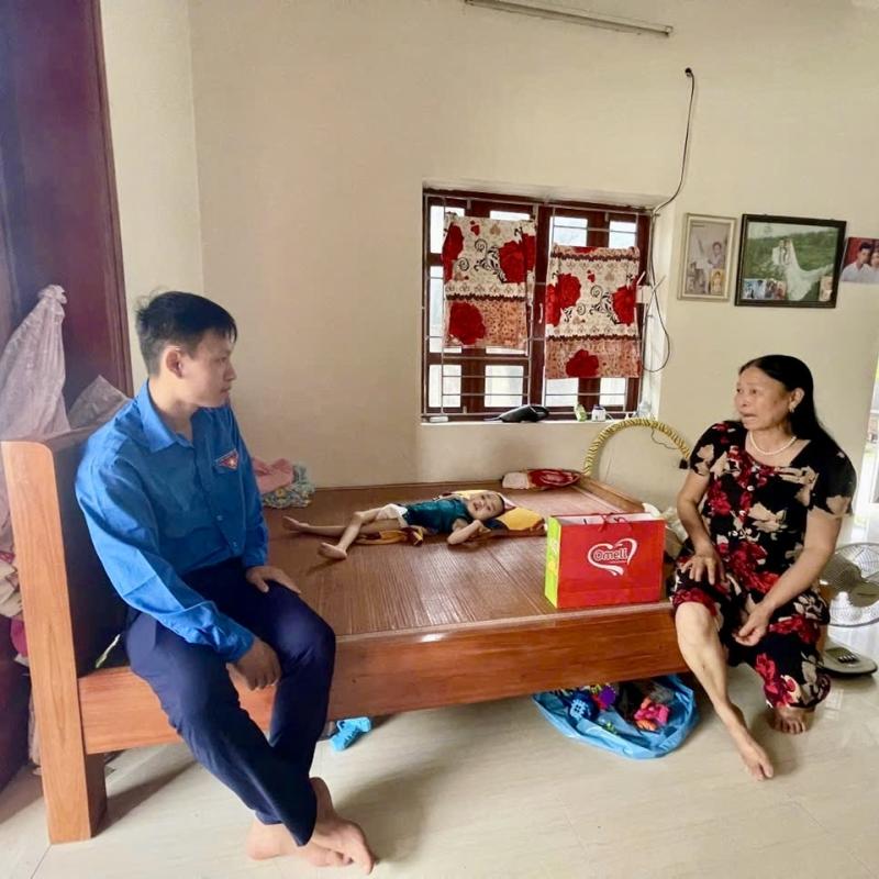 Phường Tam Chúc thăm, tặng quà trẻ em khuyết tật, trẻ em nghèo vượt khó nhân dịp tháng hành động vì trẻ em và ngày Quốc tế thiếu nhi 01/6.