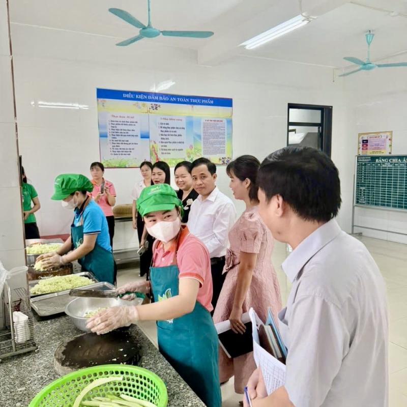 Ban chỉ đạo liên ngành ATTP phường Tam Chúc tổ chức kiểm tra công tác bảo đảm an toàn thực phẩm tại các trường mầm non trên địa bàn.