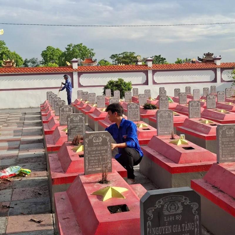 Xã Tân Minh ra quân vệ sinh, chỉnh trang các nghĩa trang liệt sĩ hưởng ứng phong trào “Toàn dân chung tay bảo vệ môi trường, vì một Việt Nam xanh - sạch - đẹp”