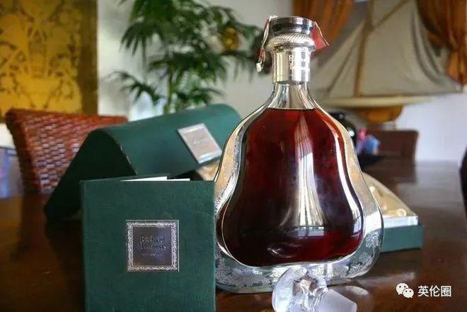 Đồng chí Trần Anh Dũng, Ủy viên BTV Tỉnh ủy, Phó Chủ tịch UBND tỉnh kiểm tra công tác bầu cử tại xã Tân Minh.