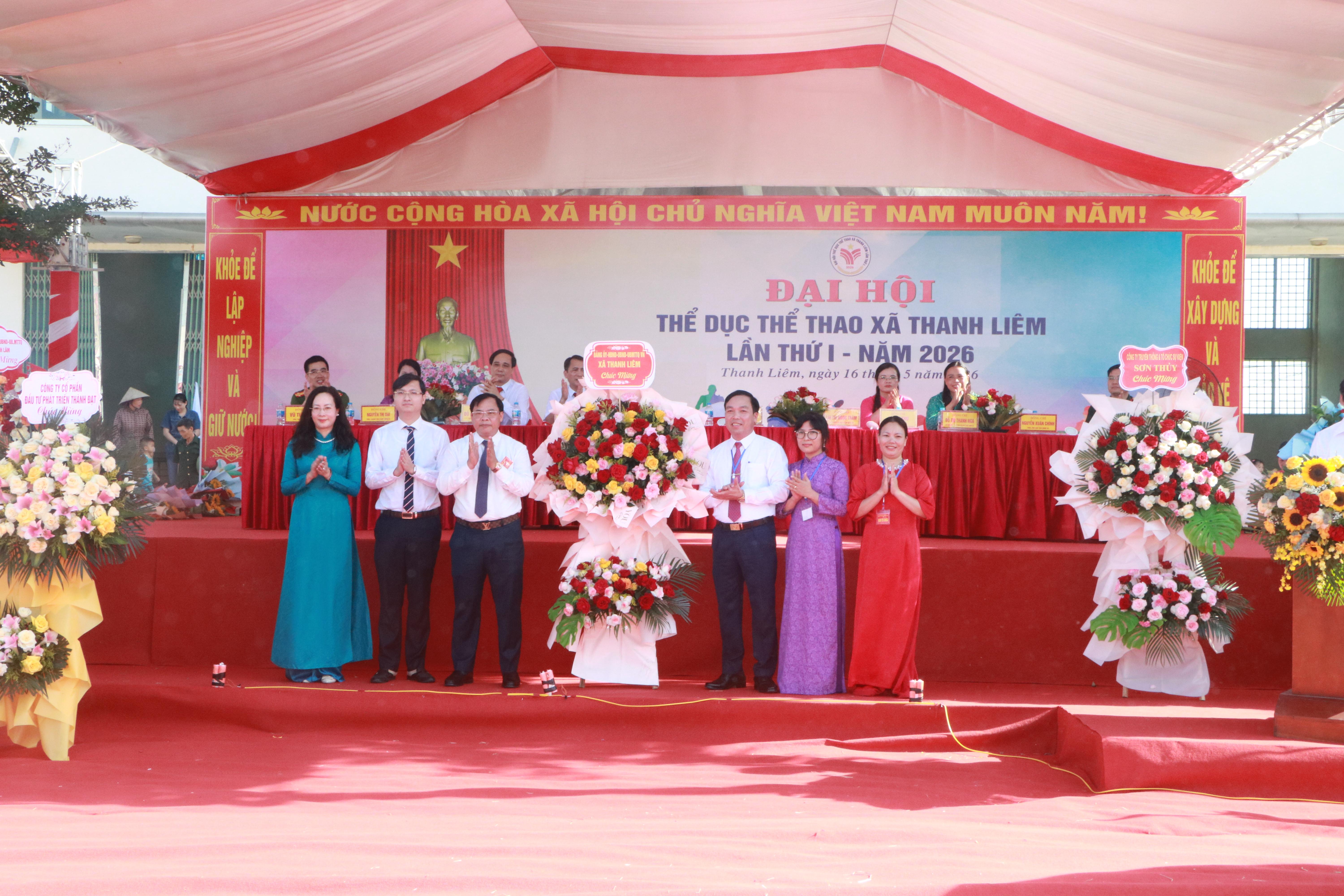 cac-dong-chi-lanh-dao-dang-uy-hdnd-ubnd-xa-tang-hoa-chuc-mung-dai-hoi-1-1779096334-898743.jpg