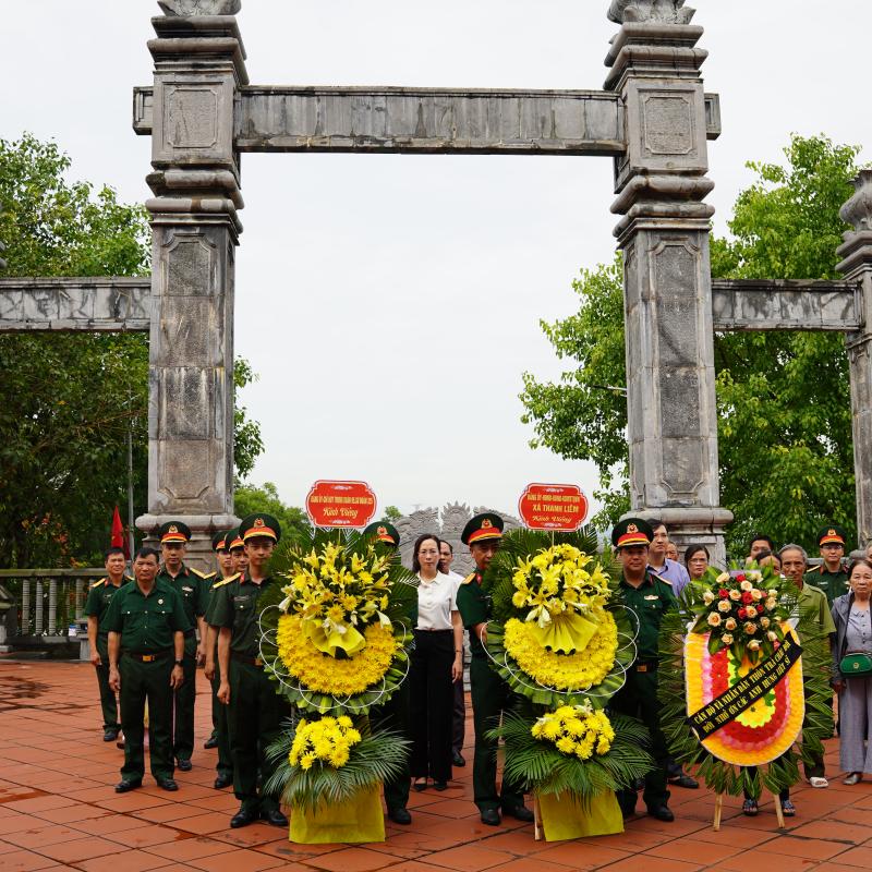 Thanh Liêm: Dâng hương, dâng hoa tại Đền thờ Liệt sĩ Núi Chùa