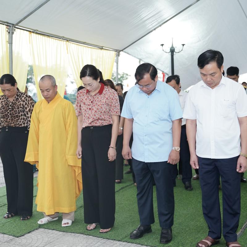XÃ THANH LIÊM: DÂNG HƯƠNG, DÂNG HOA TƯỞNG NIỆM CÁC ANH HÙNG LIỆT SĨ TRƯỚC KHI TRIỂN KHAI LẤY MẪU HÀI CỐT PHỤC VỤ GIÁM ĐỊNH ADN TẠI NGHĨA TRANG LIỆT SĨ THANH NGUYÊN