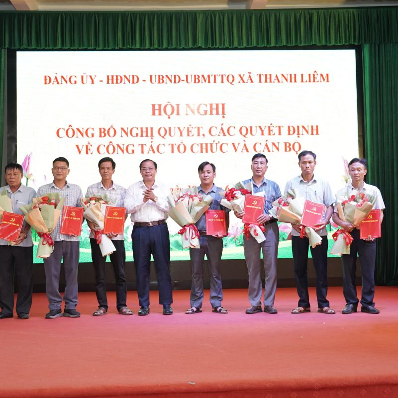 XÃ THANH LIÊM CÔNG BỐ CÁC NGHỊ QUYẾT, QUYẾT ĐỊNH VỀ CÔNG TÁC TỔ CHỨC, CÁN BỘ SAU SẮP XẾP