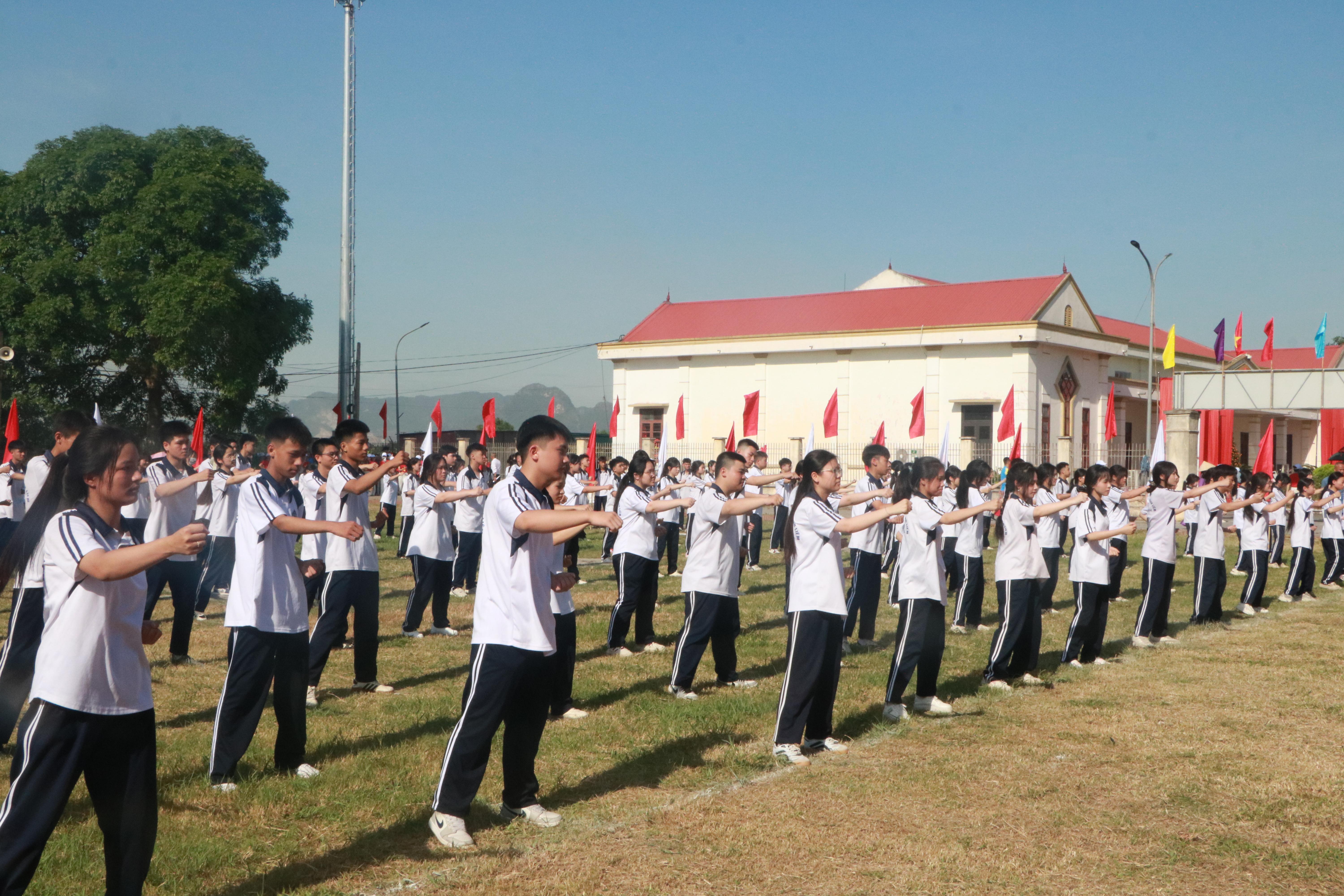 man-dong-dien-vovina-cua-cac-em-hoc-sinh-truong-thpt-b-thanh-liem-1779096396-221011.jpg