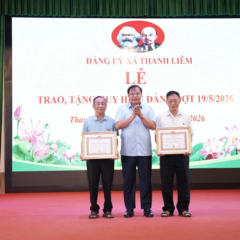 Đảng ủy xã Thanh Liêm tổ chức trao tặng Huy hiệu Đảng đợt 19/5