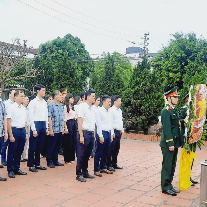 Phường Thành Nam tổ chức Lễ đặt vòng hoa viếng các Anh hùng Liệt sỹ nhân kỷ niệm 51 năm Ngày giải phóng miền Nam thống nhất đất nước (30/4/1975 – 30/4/2026)