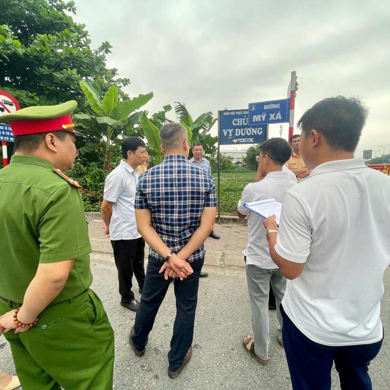 Ban ATGT phường Thành Nam phối hợp kiểm tra hiện trường, thống nhất phương án xử lý vị trí bất cập về tổ chức giao thông