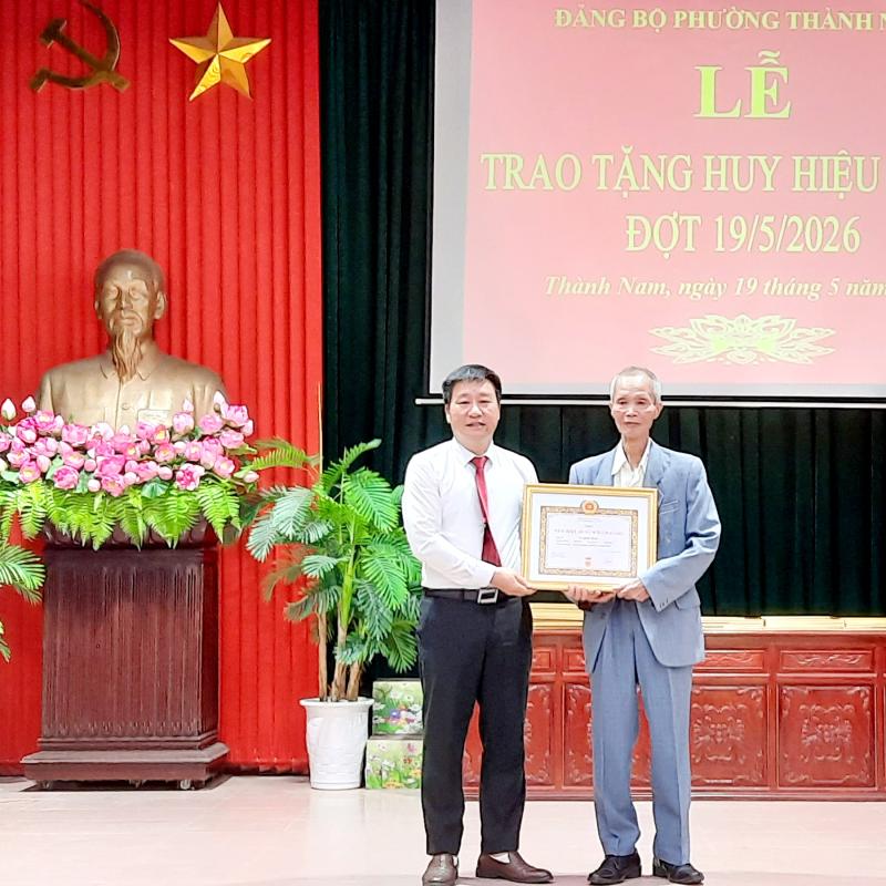 Đảng bộ phường Thành Nam trao tặng Huy hiệu Đảng đợt 19/5