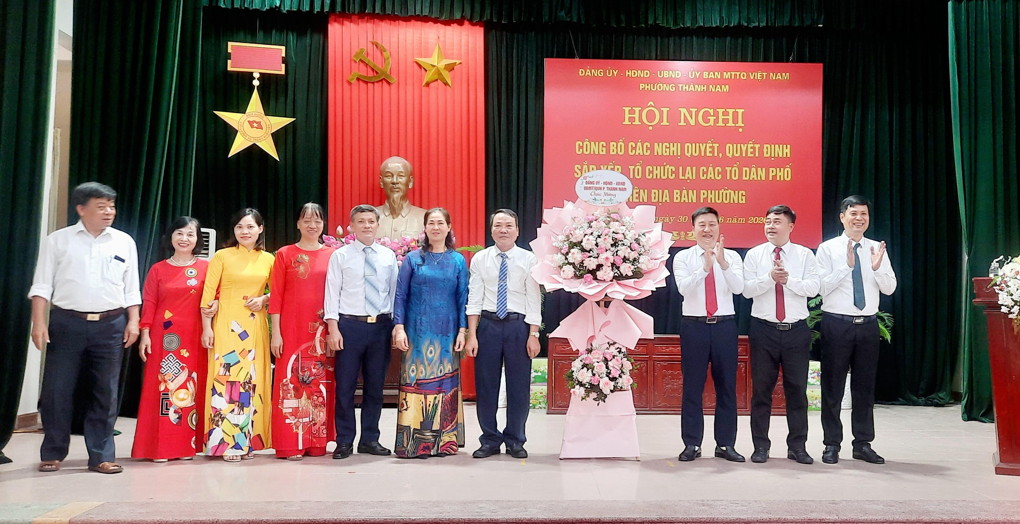 Phường Thành Nam công bố các nghị quyết, quyết định về sắp xếp, tổ chức lại các tổ dân phố