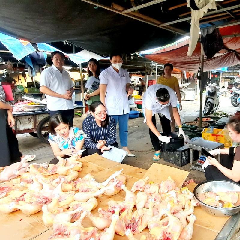 Đoàn kiểm tra liên ngành Vệ sinh an toàn thực phẩm phường Thành Nam kiểm tra tại các chợ truyền thống trên địa bàn