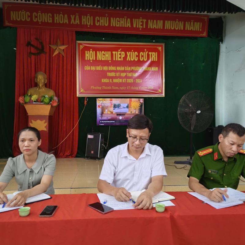 Đồng chí Phó Chủ tịch Thường trực UBND phường tiếp xúc cử tri tại đơn vị bầu cử số 6