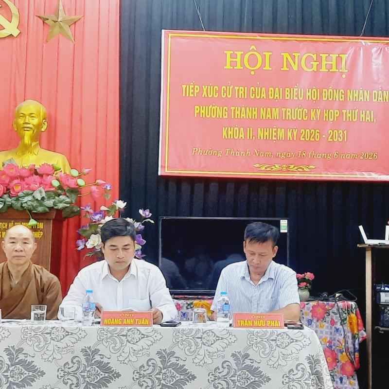 Đồng chí Phó Bí thư Thường trực Đảng ủy phường tiếp xúc cử tri tại đơn vị bầu cử số 3