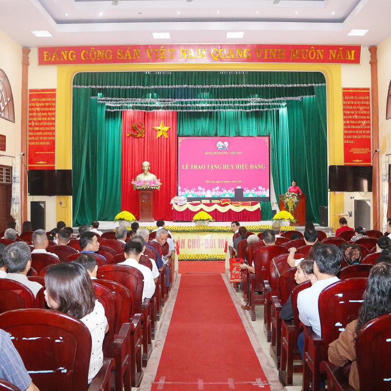 Đảng ủy phường Tiên Sơn tổ chức Lễ trao tặng Huy hiệu Đảng đợt 03/2 và 19/5 năm 2026.