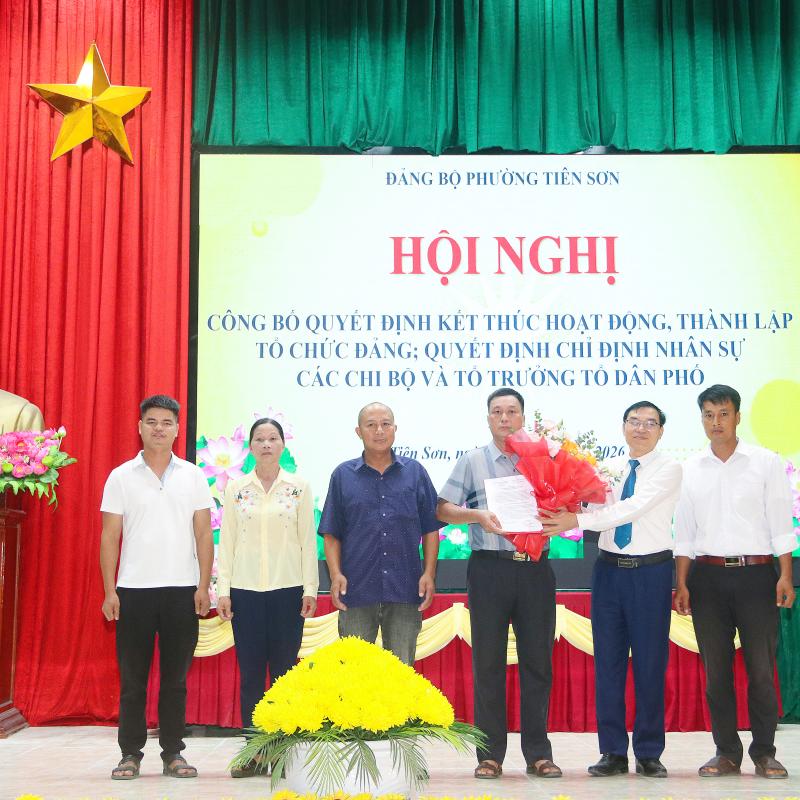 Hội nghị công bố các quyết định kết thúc hoạt động, thành lập tổ chức Đảng và quyết định chỉ định nhân sự các chi bộ, tổ trưởng tổ dân phố trên địa bàn.