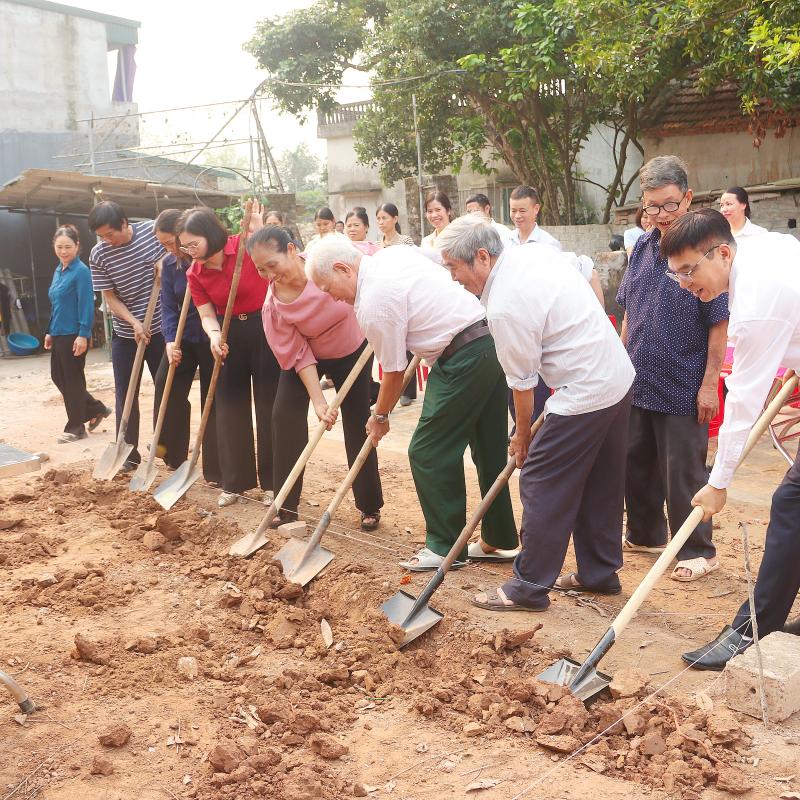 UB MTTQ VN phường Tiên Sơn tổ chức Lễ khởi công xây dựng nhà Đại đoàn kết cho hộ gia đình có hoàn cảnh khó khăn trên địa bàn phường.