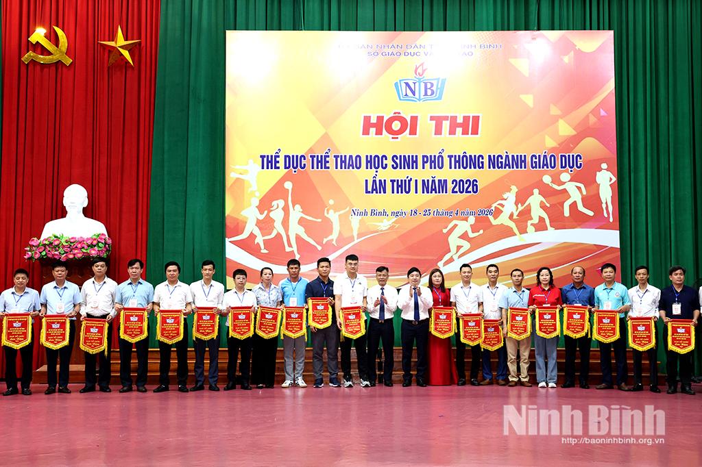ban-to-chuc-trao-co-luu-niem-cho-cac-doan-tham-gia-giai-8bfb-1776758974-214256.jpg