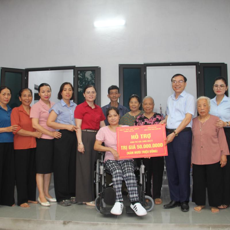 Ủy ban MTTQ- UBND phường Tiên Sơn tổ chức bàn giao công trình sửa chữa nhà ở cho hộ nghèo
