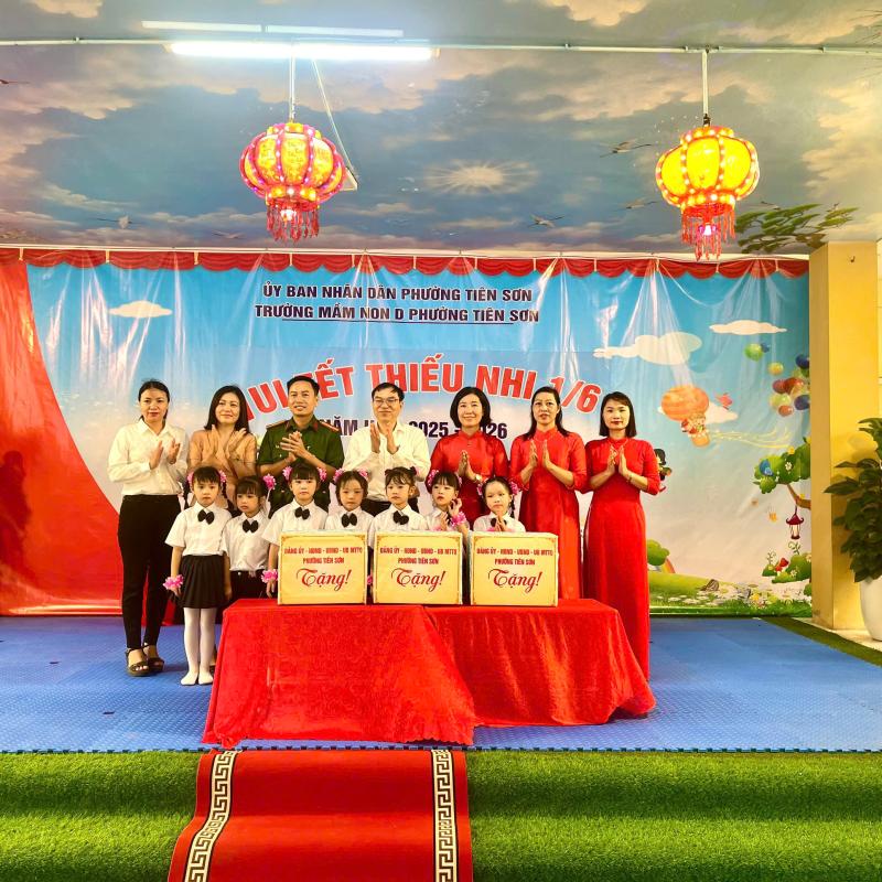 Lãnh đạo phường Tiên Sơn thăm, tặng quà thiếu nhi nhân dịp Quốc tế Thiếu nhi 1/6